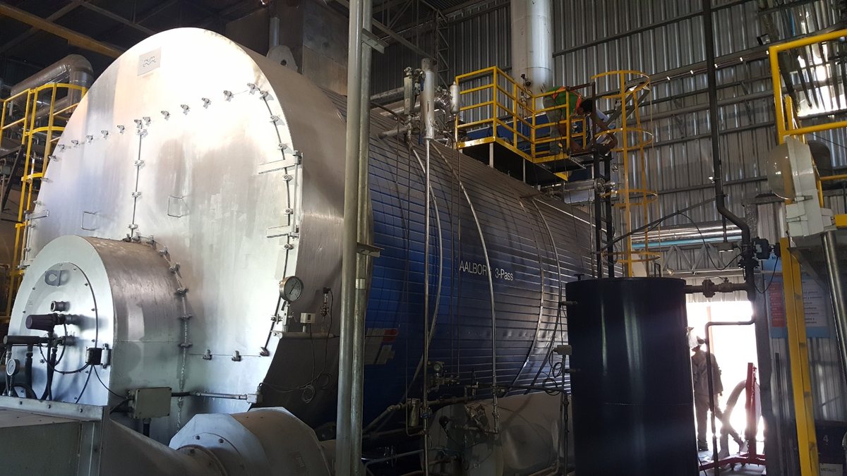 Caldera industrial de vapor en planta