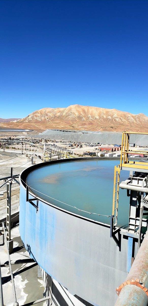 Tanque de tratamiento de efluentes en planta industrial