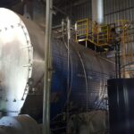 Caldera industrial de vapor en planta